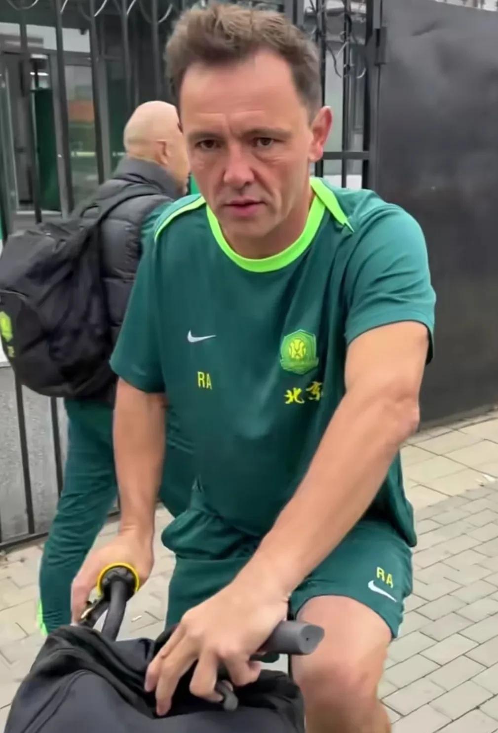 中赫国安拉米罗你冷不冷?北京国安队训练依旧,球员和教练们纷纷赶赴聚加训练基地,