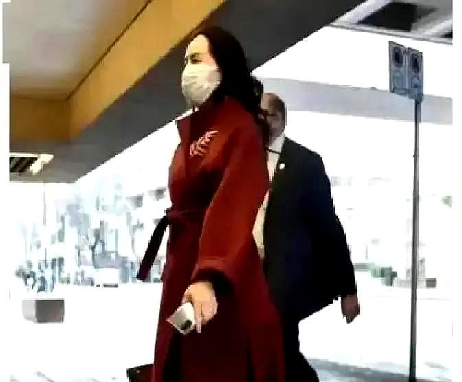 孟晚舟一身深灰西装走进姚安娜北京专辑发布会现场,没寒暄几句就对台下媒体抛出一句“