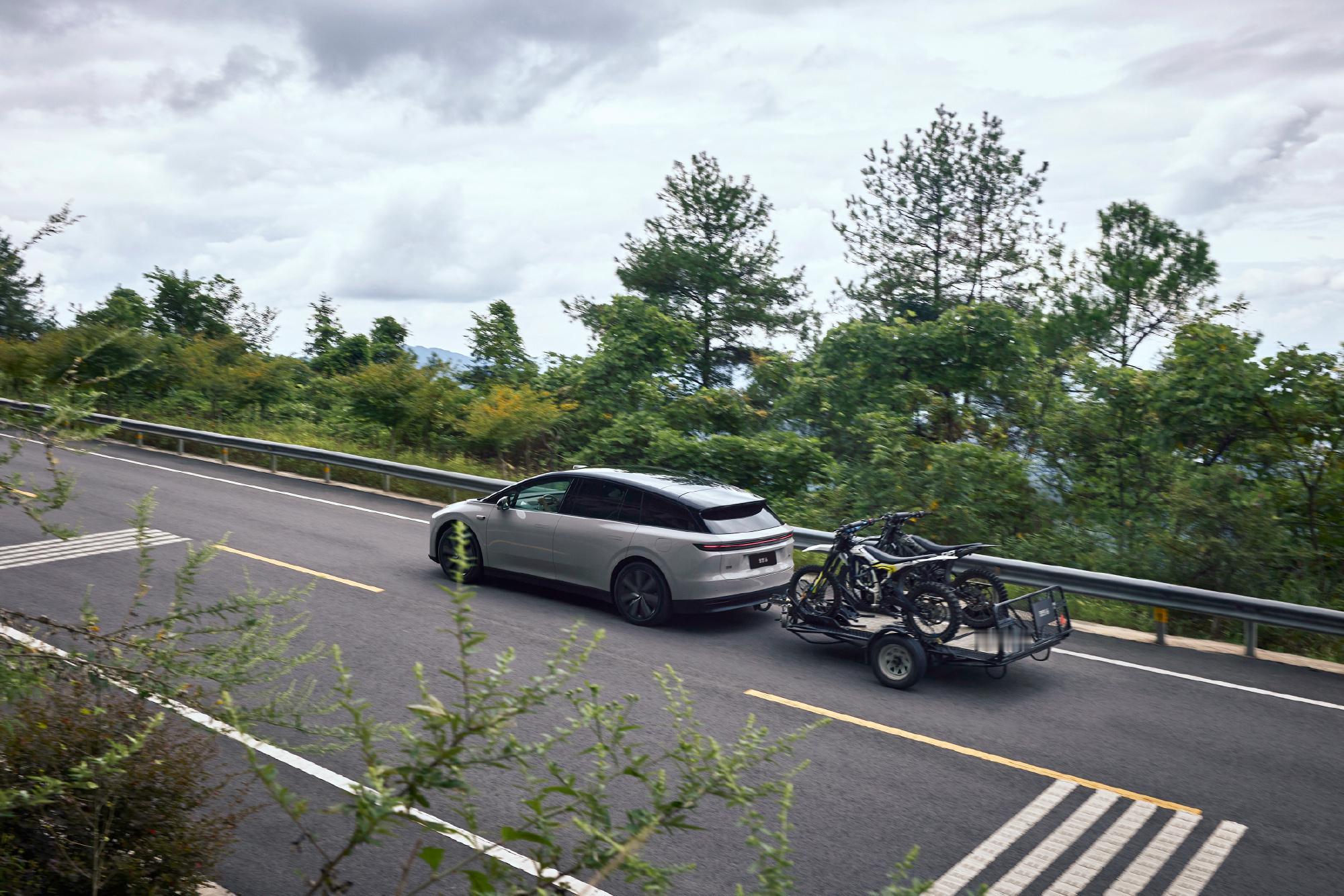 理想i6可以用副驾调节出单人床模式，也可以放倒二排跟后备箱连通形成大床，自带选装