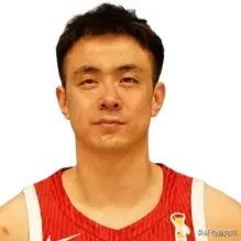 表面上赵继伟进了三个三分，得了14分，实际上因为吹了余嘉豪两个掩护犯规，赵继伟有