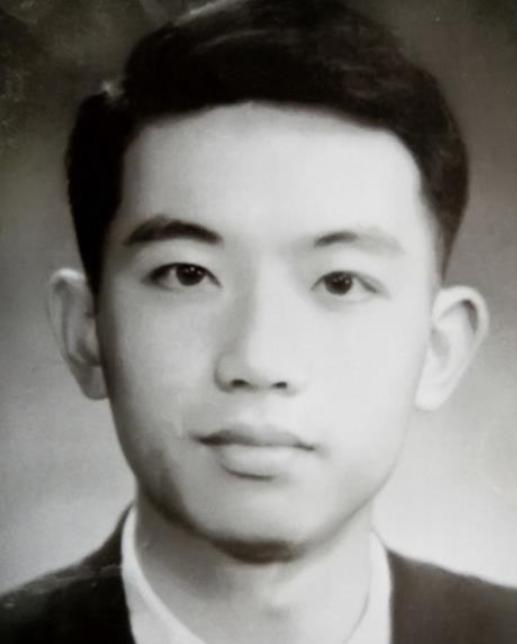 1956年北京外交部办公室，几位领导围坐在一起，苦口婆心劝说一位年仅21岁的年轻