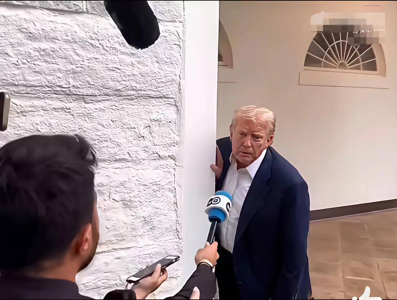 特朗普又上热搜了！不过这次不是因为骂人或者搞政策，而是因为一段“扶墙”接受采访的