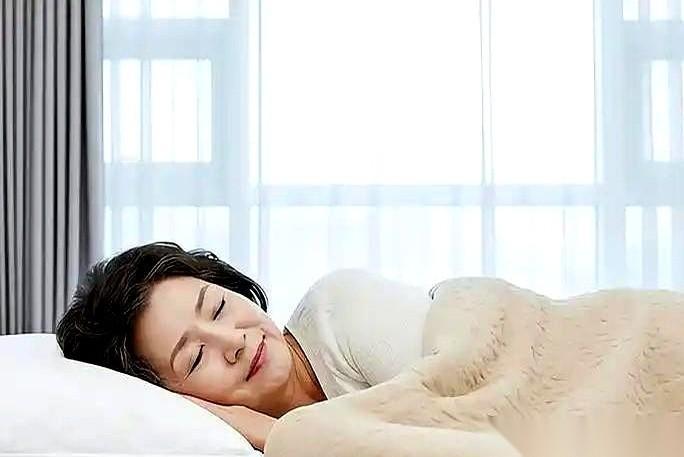 这事儿得从一个70岁老爷子的午觉说起。每天雷打不动一个钟头，他以为这是续命，结