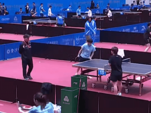 莎莎这孩子越来越有表演天赋了[捂脸哭]，孙颖莎这是在模仿王艺迪的接发球姿势，被她