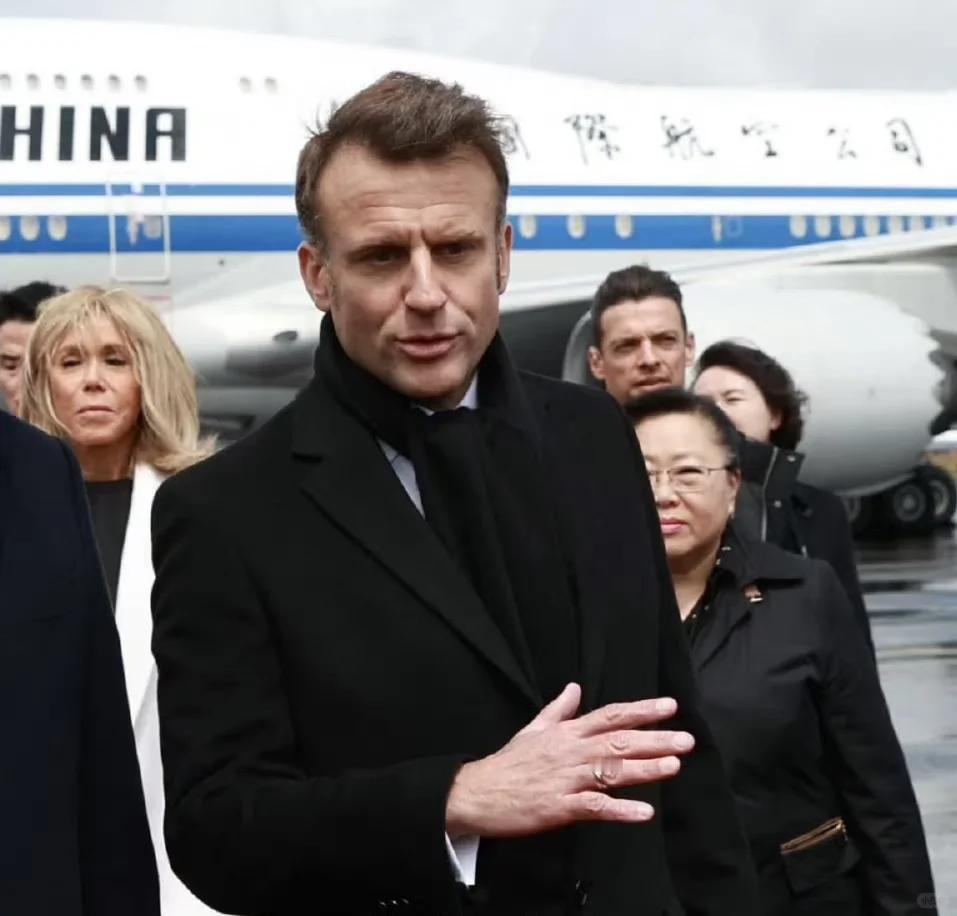 最近看好多人聊马克龙访华到成都的事，重点提了他跟一个年轻姑娘的碰面，没网传的那么