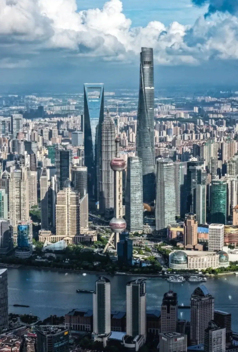 上海城建最大的缺点就是没有城市纵深，全市大部分高楼基本都在陆家嘴，也就是说你拍上