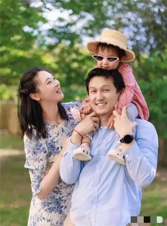 2018年，“排球女神”惠若琪嫁给了“北大才子”杨臻博。但婚后两年，他们却始终要