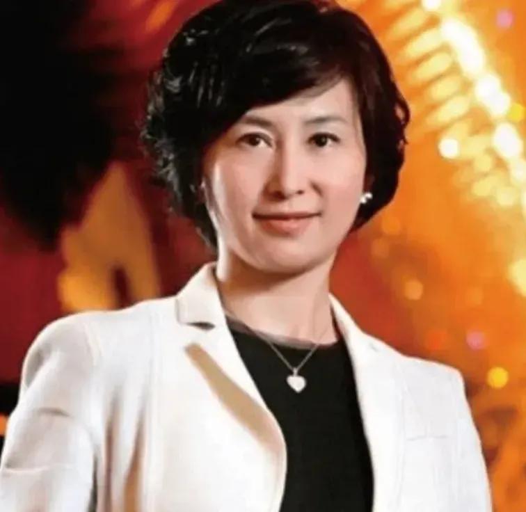 一次，记者问何超琼:“当年，你和许晋亨结婚9年不生孩子，是因为心中割舍不了对陈百