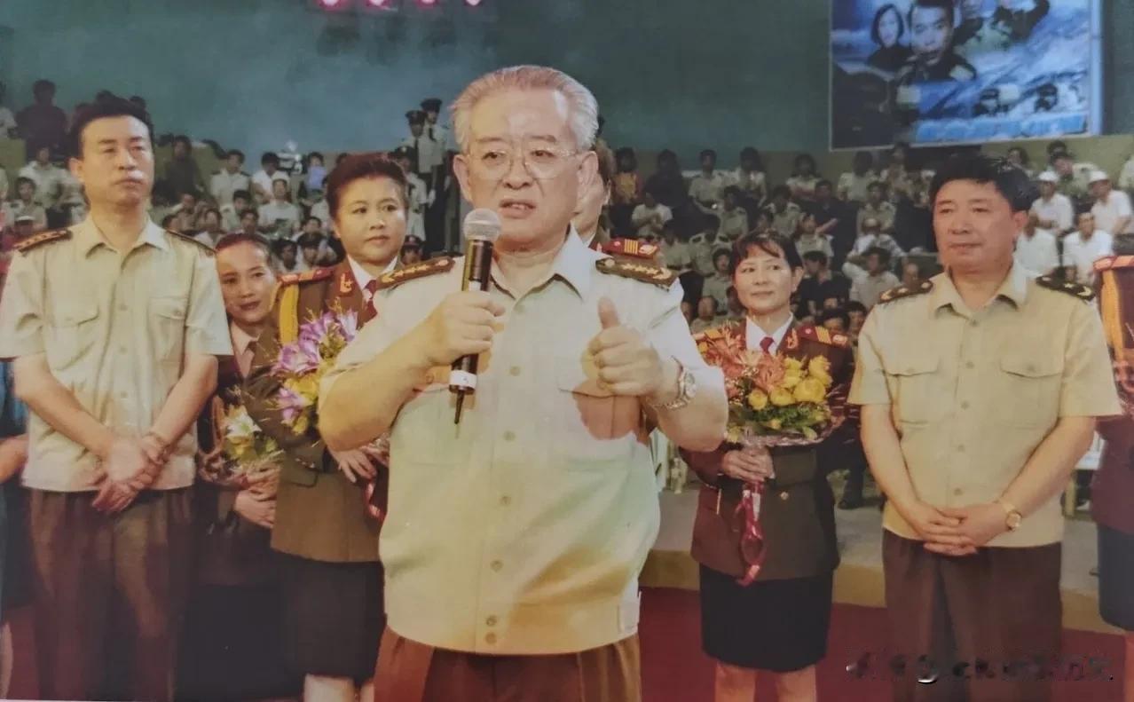 这张照片定格了于永波上将视察八一电影制片厂的画面。身着戎装的于永波手持话筒，精