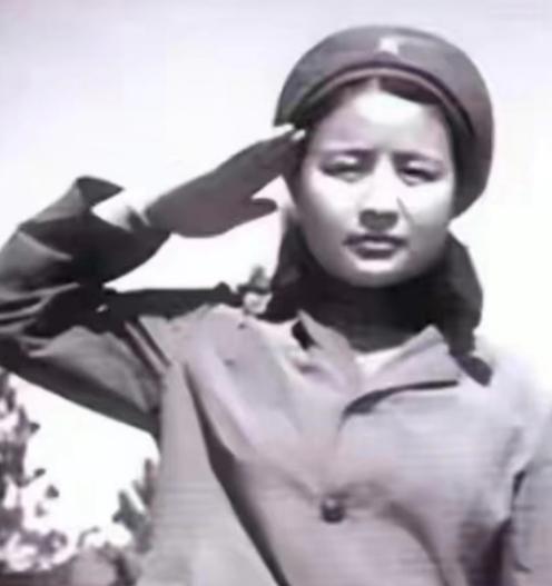 1984年，一战士拉住18岁女兵说：“姐，借我15块钱，给我爹买个收音机。”女兵