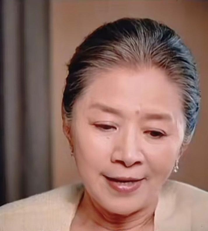 《生万物》影片收视率颇高，演员迟蓬也随之收获了一大波流量，她所饰演的大脚娘更是火