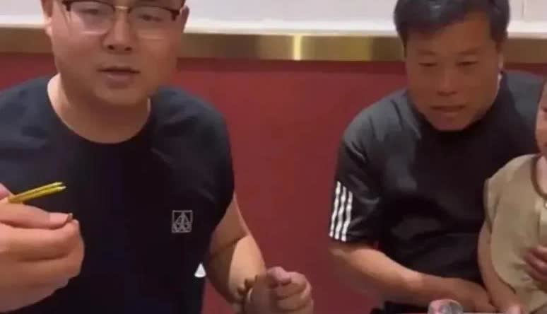 许敏在湖南卫视的采访中提到，她带着大包小包去郭威家看孙子孙女顺便想见姚策，没想到