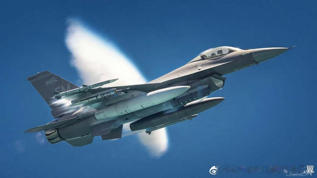 现代海空展上的F-16CM，作者Hesja，显然没他的空对空拍得好​​​