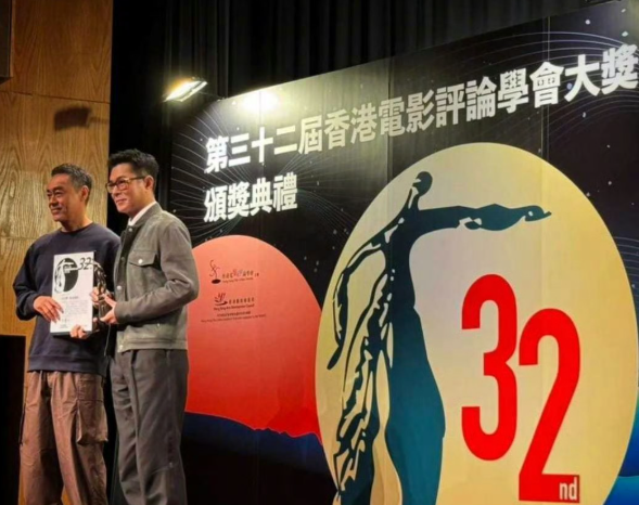 古天乐在社交平台高调发文宣布自己得了最佳男主角，从好友刘青云手里接过奖杯，这一