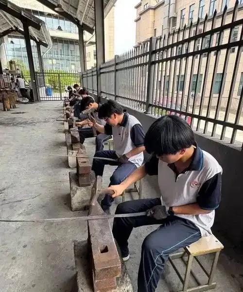 挺有意思的一件事情！说是浙江龙泉有个青瓷宝剑技师学校，在这个学校，开设着全国唯