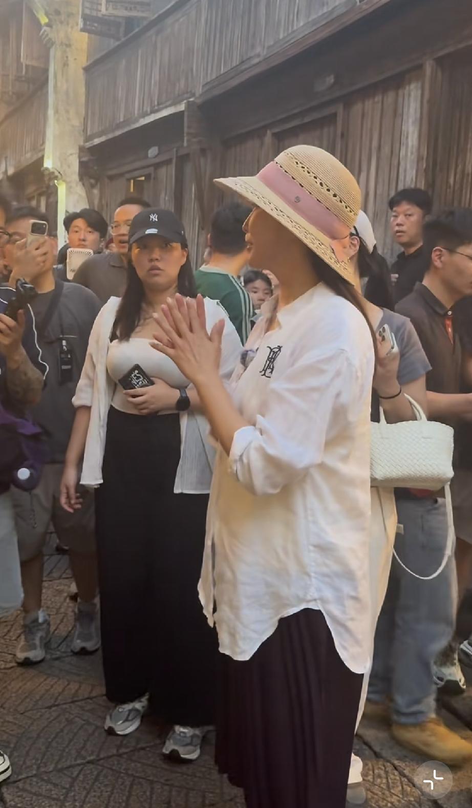 7月30日，金喜善在浙江乌镇被偶遇，路人镜头下，她的皮肤状态和身形体态都暴露年龄