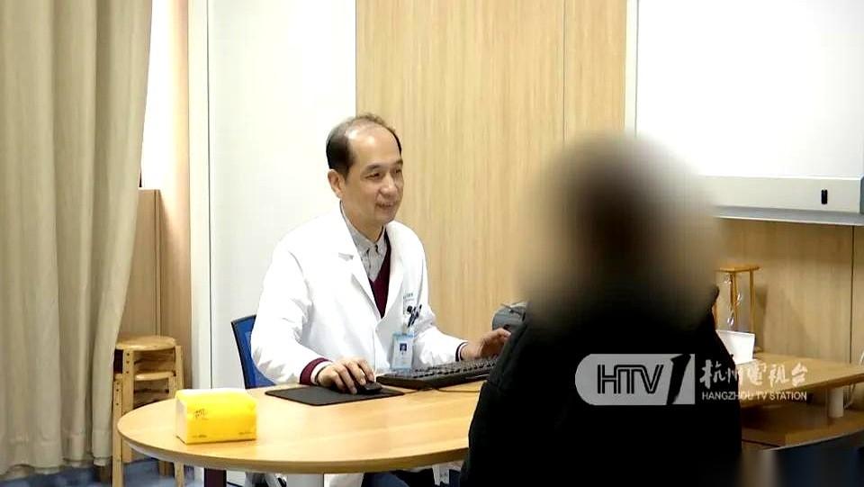 杭州一个女孩，成了全家的光。高三那年，她把自己焊在椅子上，每天只睡4个钟头，硬