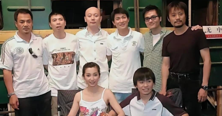 年轻时候的李冰冰还真是好看啊，就算是刘亦菲也没有她漂亮，真正的古典美女，她旁边的