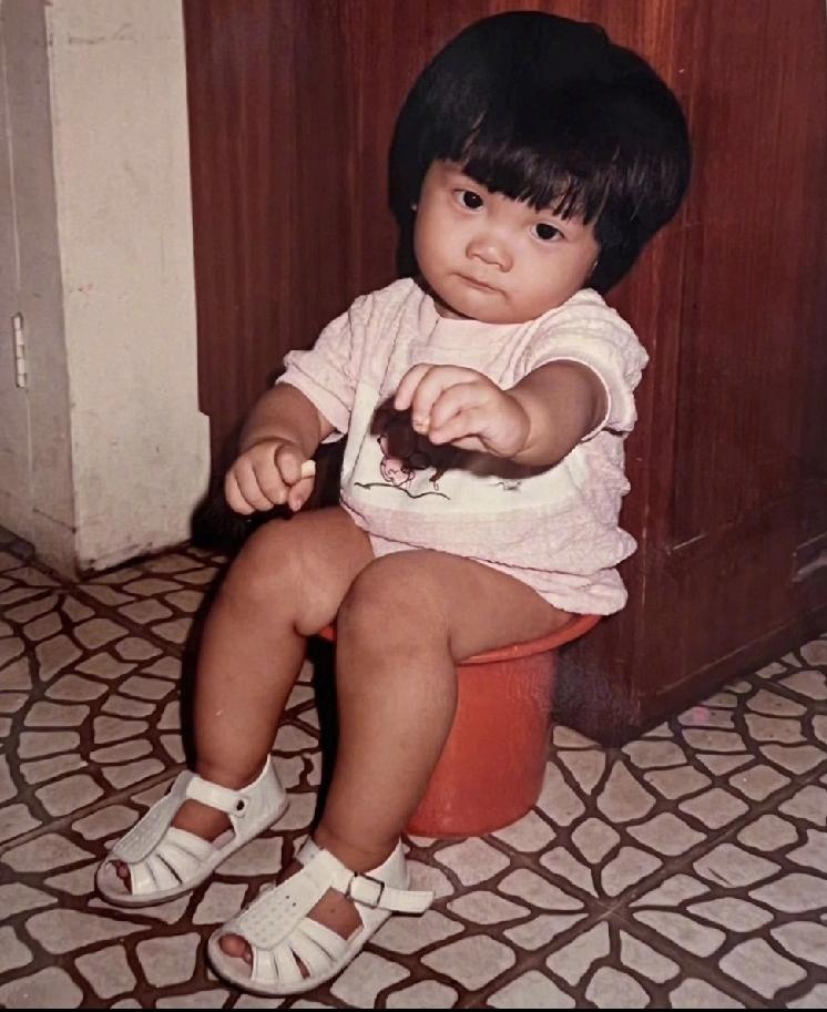 小时候的蔡卓妍呆萌乖巧，真是好看。她的美貌遗传自妈妈，母女俩共用一张脸。蔡卓