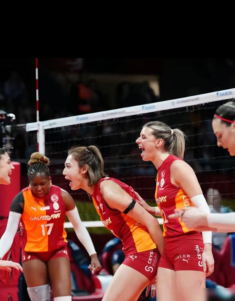 来自荷兰女排主力二传的邦加尔茨，和来自中国女排副攻先锋的王媛媛，双双在土超的加拉