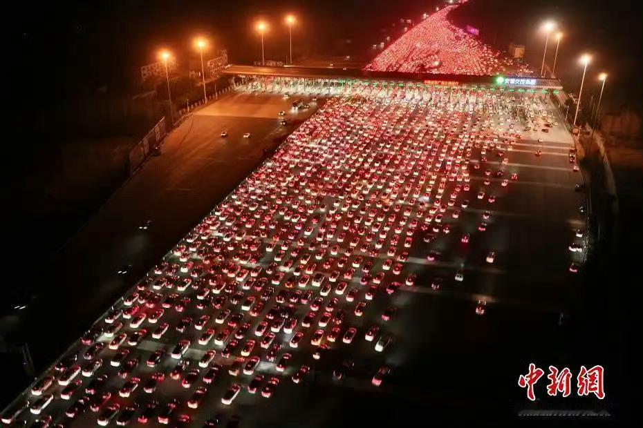 中国最大高速收费站迎返程高峰位于安徽省全椒县、毗邻皖苏两省交界的吴庄收费站，双向