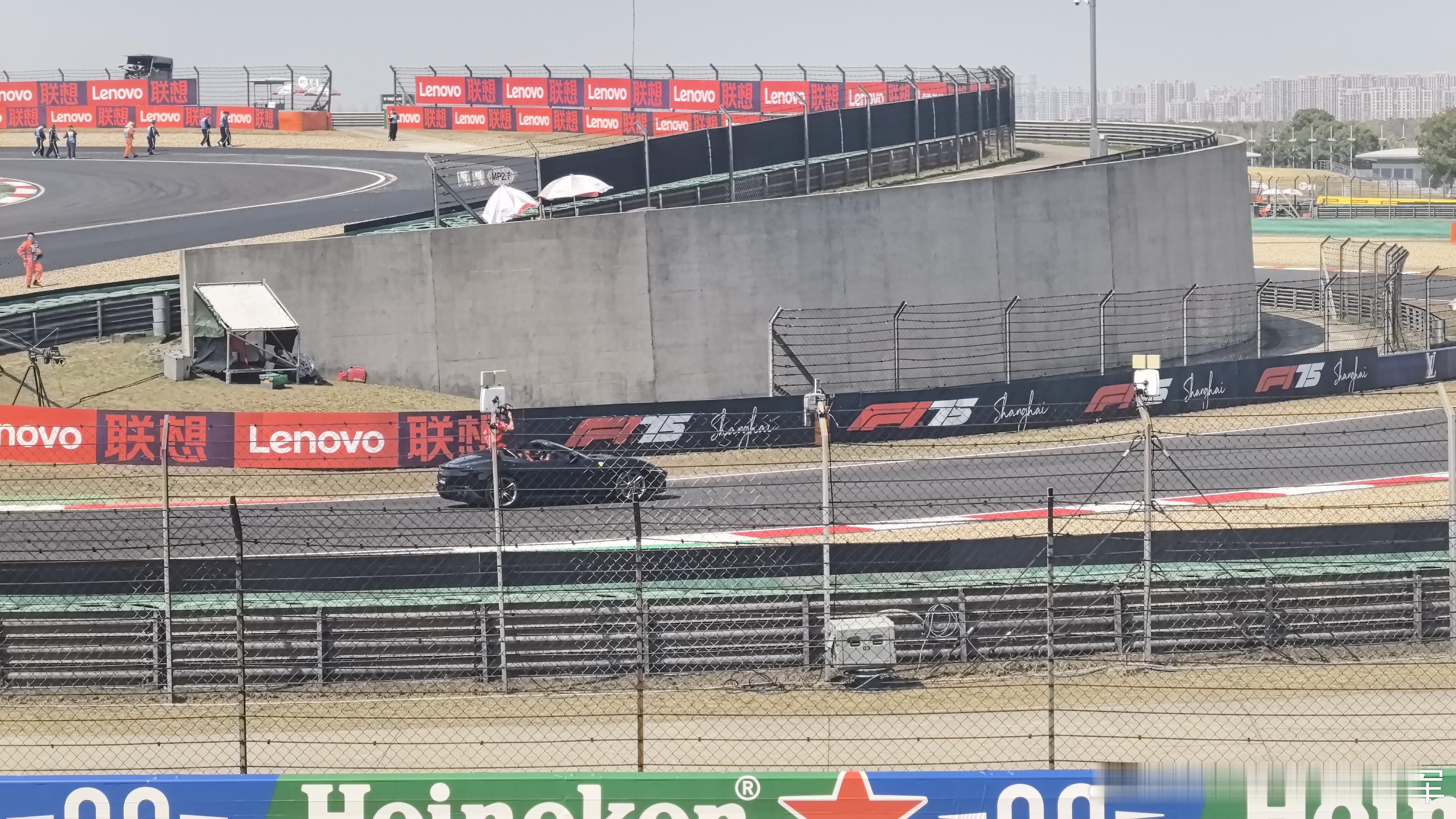 2025F1中国大奖赛周冠宇排面拉满了，后备车手居然还跟着车手巡游一起出来，还是