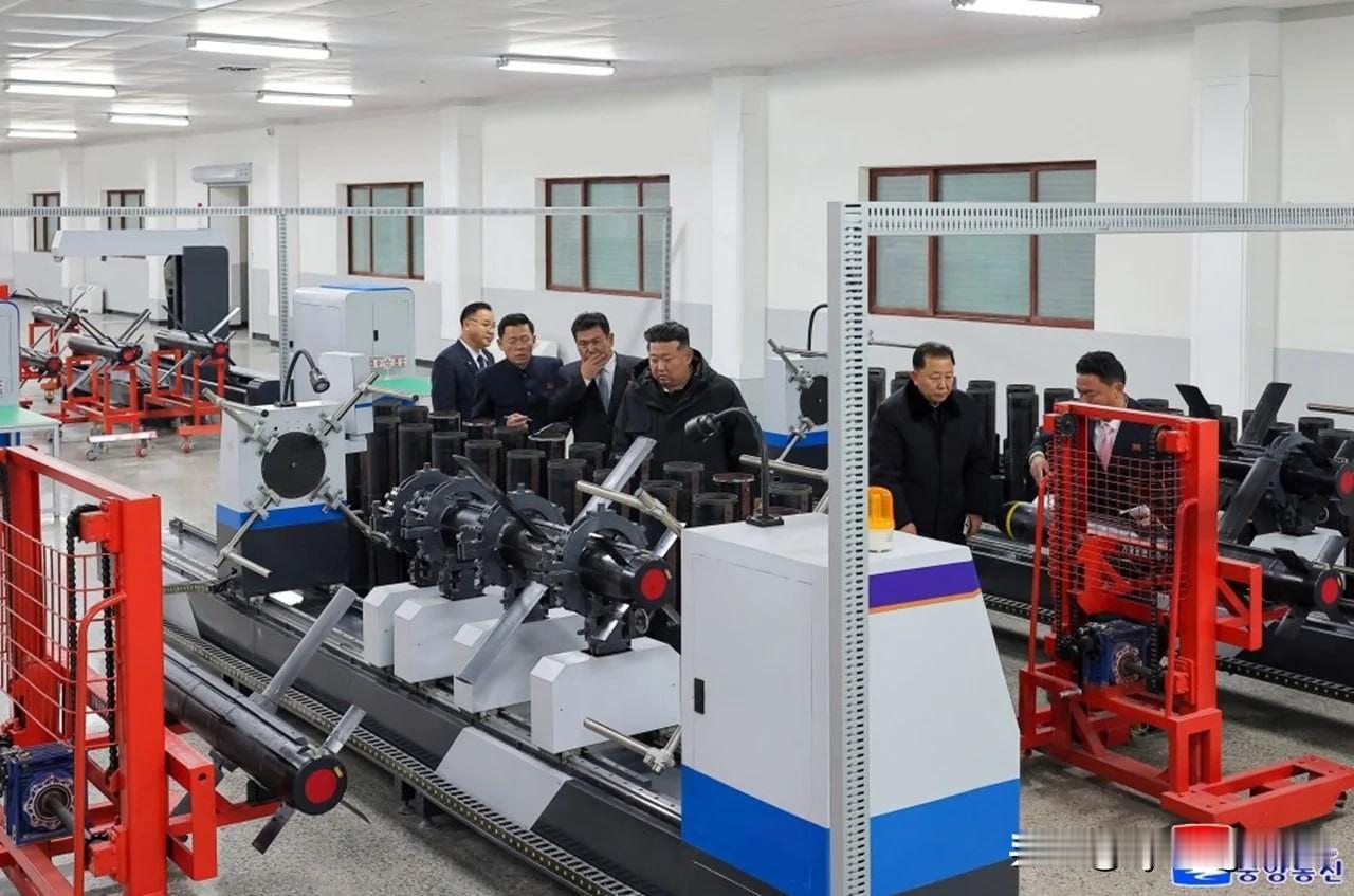 🇰🇵朝鲜已开始批量生产新型光电制导反坦克导弹。1月4日，朝鲜中央通讯社