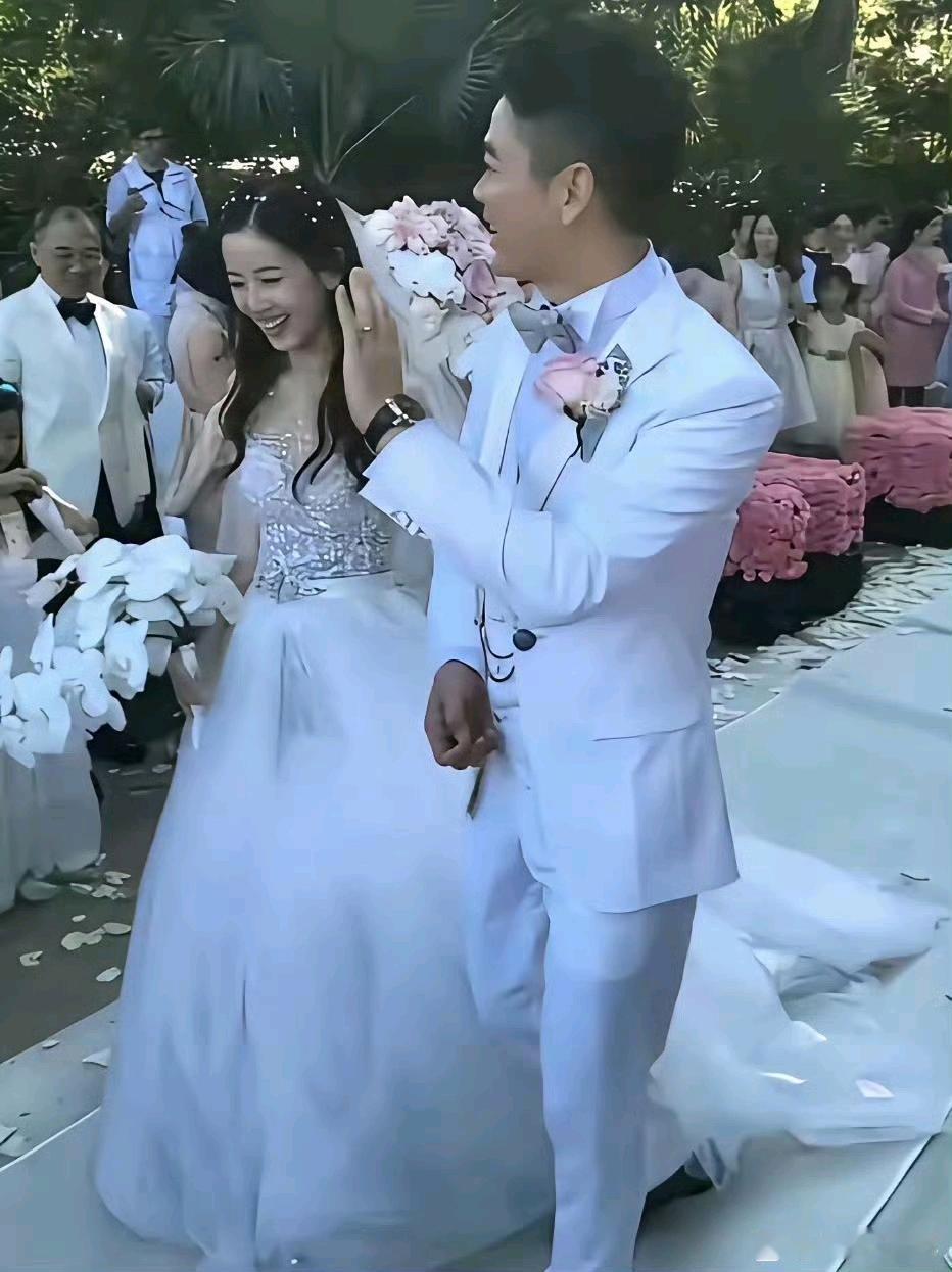 刘强东与奶茶妹当初结婚时的一幕，满眼都是爱意！