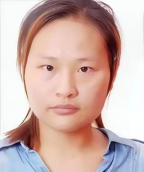 她出生起就被父母抛弃，把她送给村里的一对光棍兄弟，谁料，俩兄弟如获至宝，而让兄弟