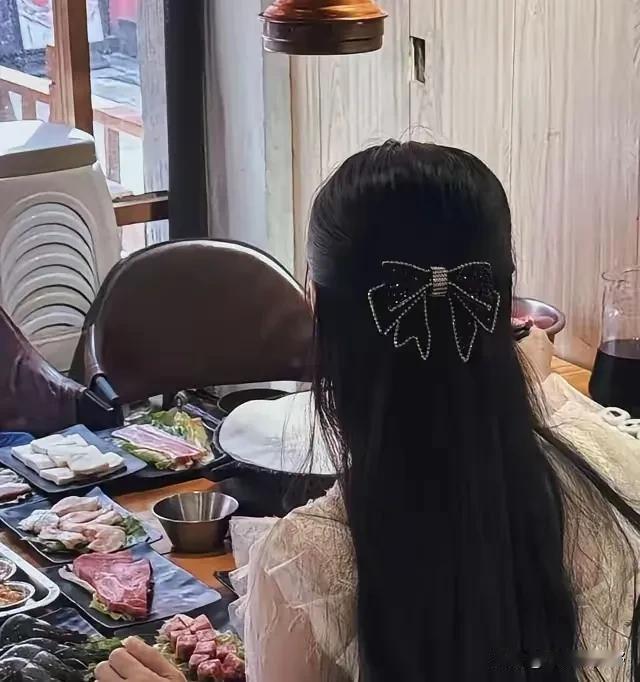 “相亲翻车了!”安徽,一男一女相亲对象到饭店用餐,桌上刚端来的红烧鱼还冒着油星,