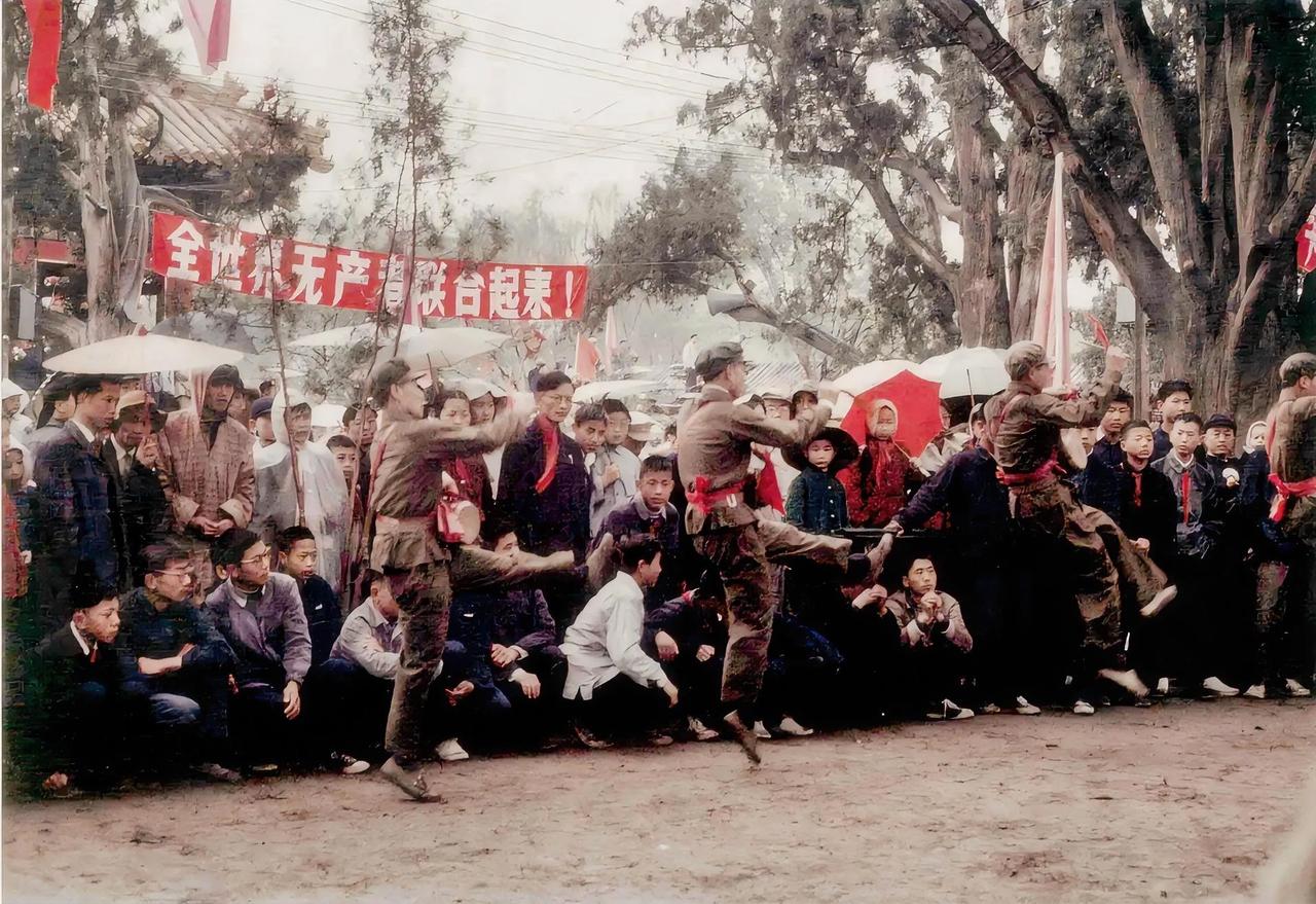 难得一见的老照片，1966年，北京街头。看看那个年代的北京街头和人们的精神风貌