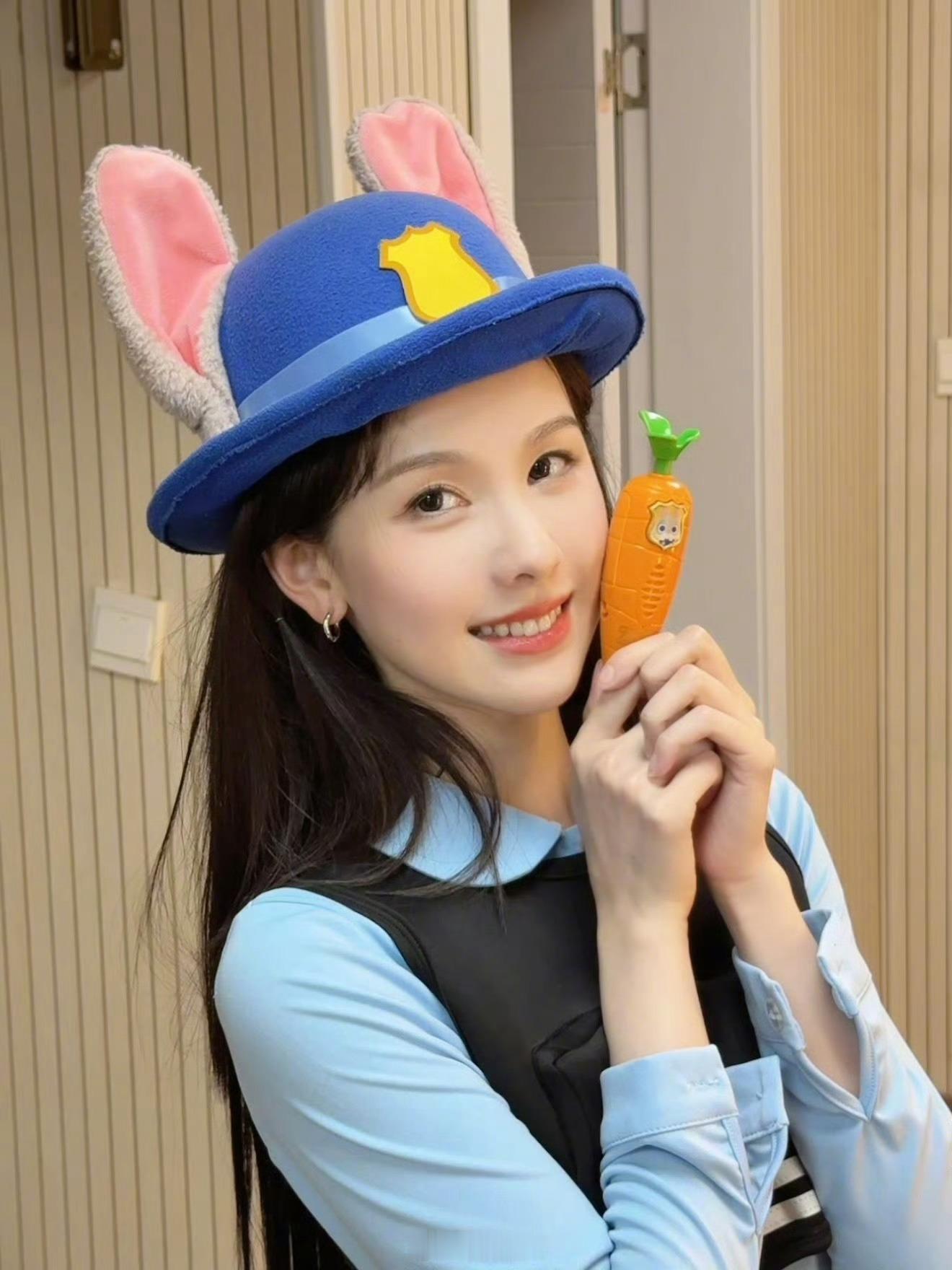 好萌的兔子警官！偷走嘟嘟手里这个胡萝卜不会有事吧