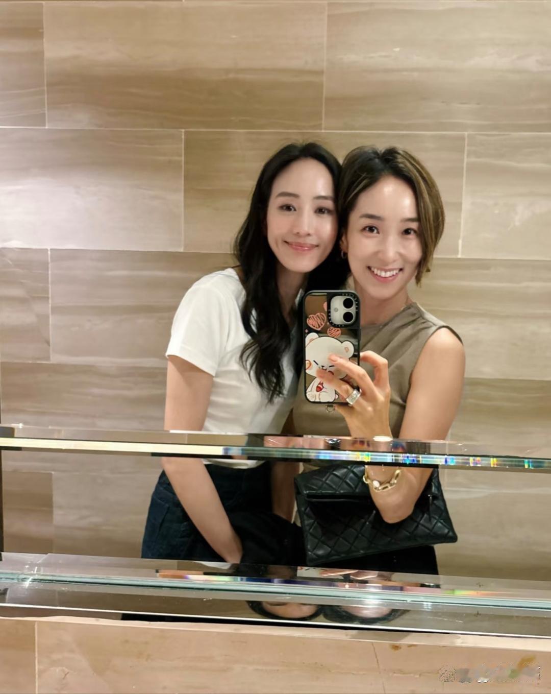 43岁张钧甯和闺蜜去新加坡玩啦，她状态超赞，身材老苗条了，哪怕素颜都可好看，女明