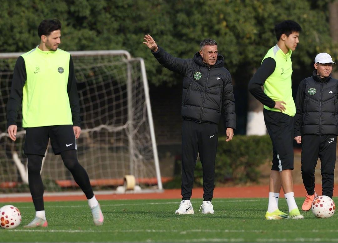 吓哭了，首发阵容总身价接近1200万欧，中超争冠球队再加一。从后场到前