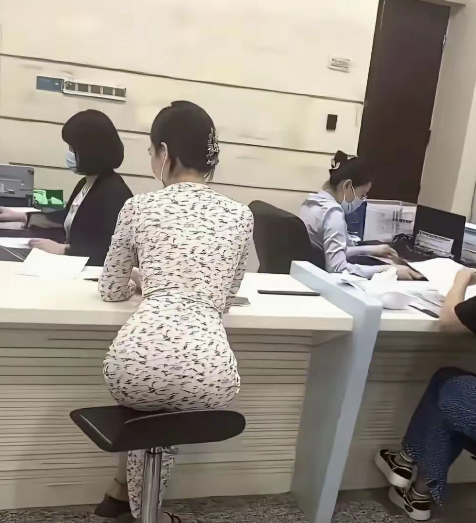 到银行办业务，被眼前这幕吸引了