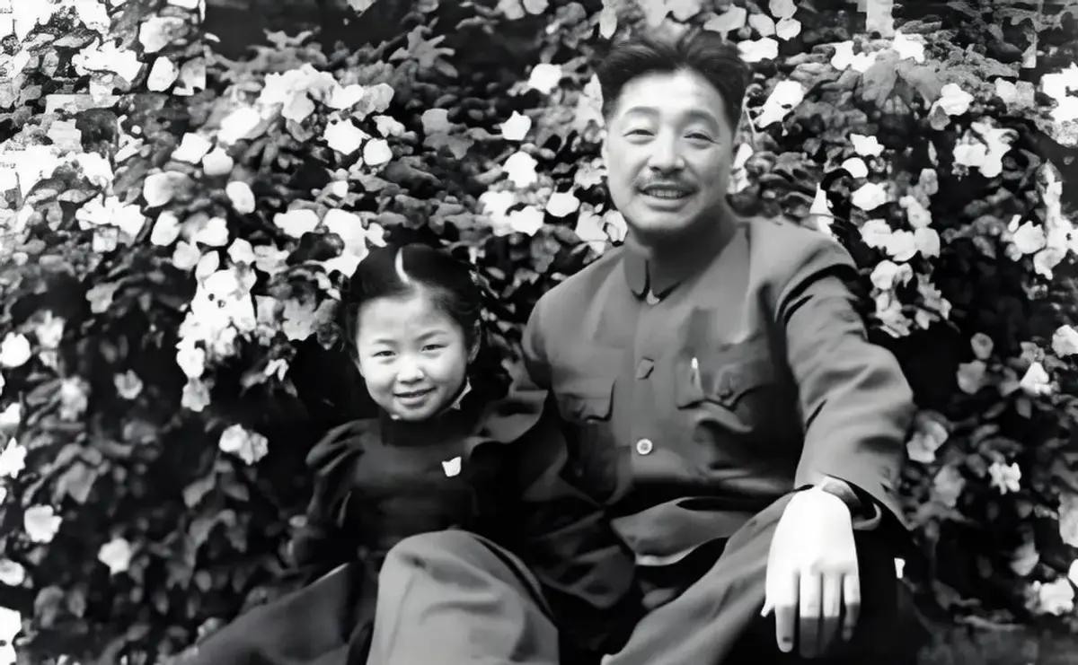1936年红军长征胜利到达甘肃会宁时，贺龙元帅的夫人蹇先任坐在背篓上怀抱一周岁的