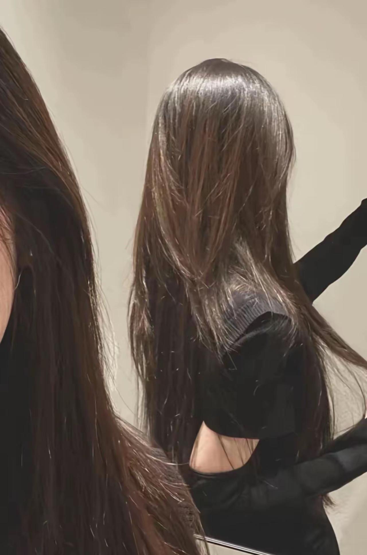 黑调穿搭配发光的长发，镜子里的背影自带清冷氛围感，露腰设计又添了点小性感，是不用