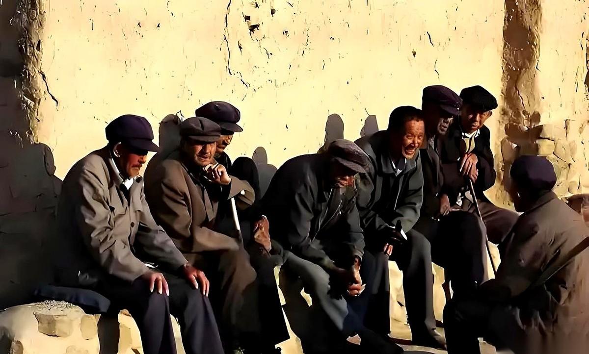 一排老头儿往墙根儿那儿一坐，你知道那是什么吗？那是他们年轻时，所有吹过的牛逼，