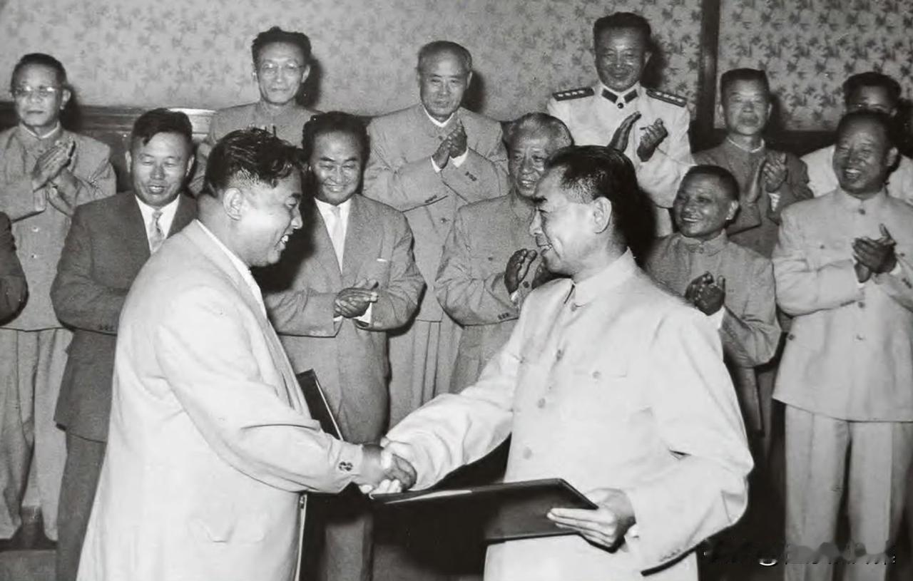 1961年7月11日，周恩来总理与朝鲜首相金日成在北京签署并交换《中朝友好合作互