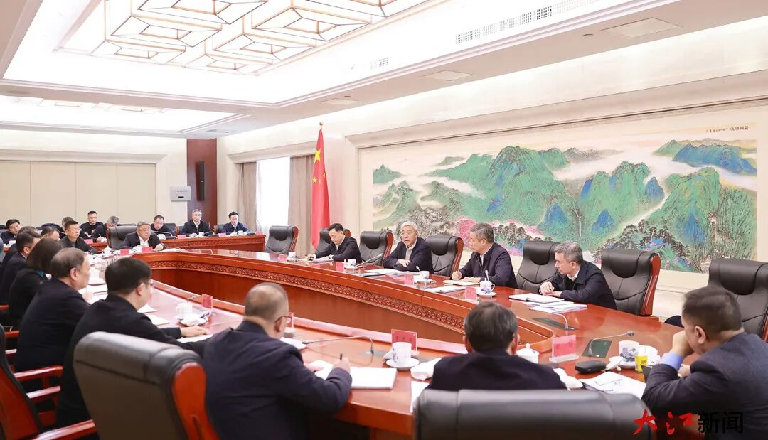 尹弘主持召开全省部分开发区负责同志座谈会