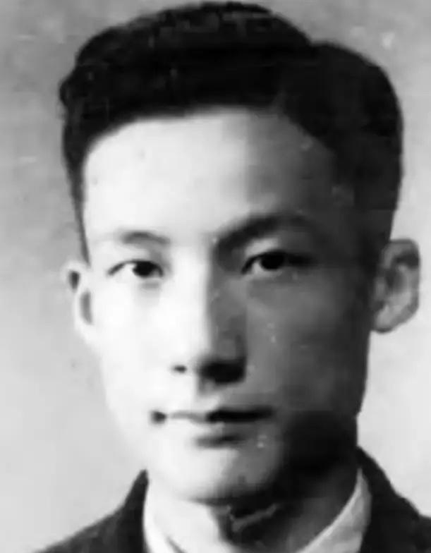 1949年，毛人凤下令处死朱君友。朱君友坦然赴死，却发现枪决他的2名特务，朝他频