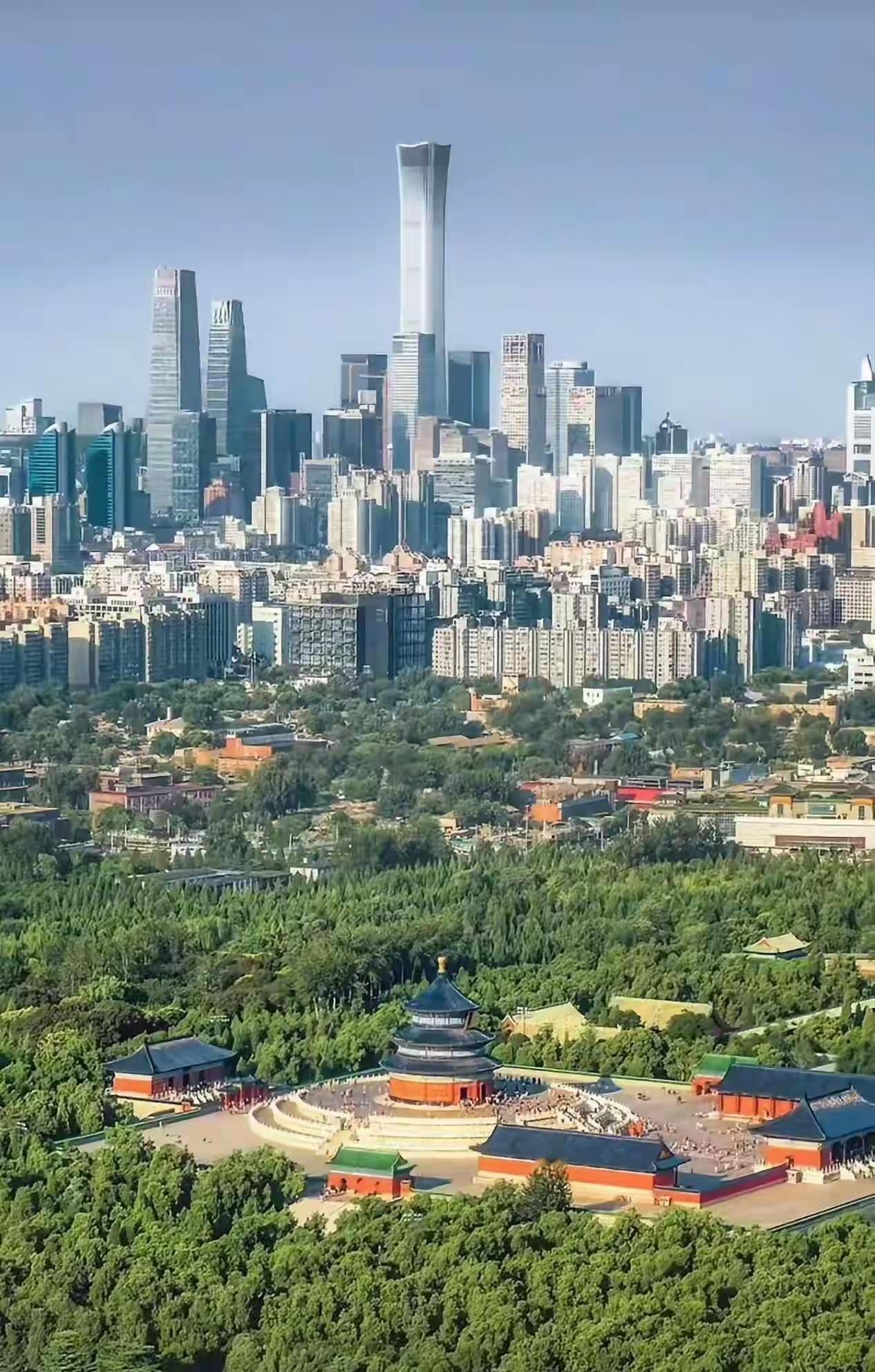 这就是限高，天坛四周就属它最高，与远处的高楼大厦形成了鲜明对比。