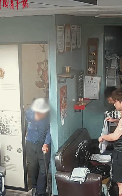 感动！黑龙江，老人借用理发店卫生间出来。他突然跟店员说:“我老了，不小心把卫生