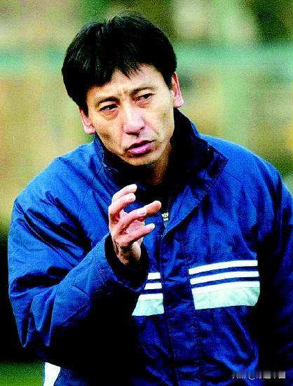 2006年中甲联赛，青岛海信队（即海利丰队）资金紧张，赢球奖金仅10万元且常拖欠