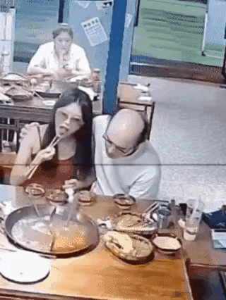 果然妒忌真的能让人面目全非！饭店里一对夫妻恩爱吃饭，妻子温柔喂丈夫吃肉丸，本