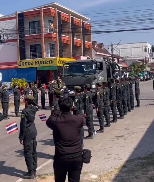 泰国军队迎接战死的英雄回家！在泰柬边境冲突牺牲的军士长皮罗，遗体被送回罗艾府