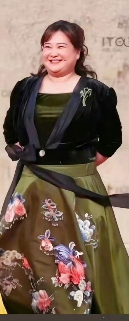 贾玲现身巴黎，身材很苗条，让人感慨过去的她，已经一去不复返了，犹记她之前的样子