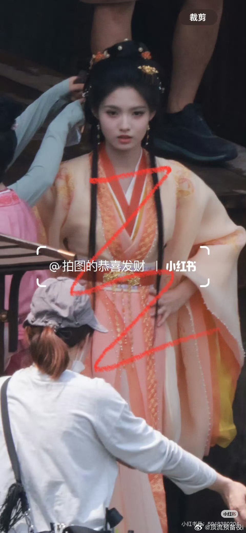 艾米雀骨的路透有两套造型了​一红一绿​​​