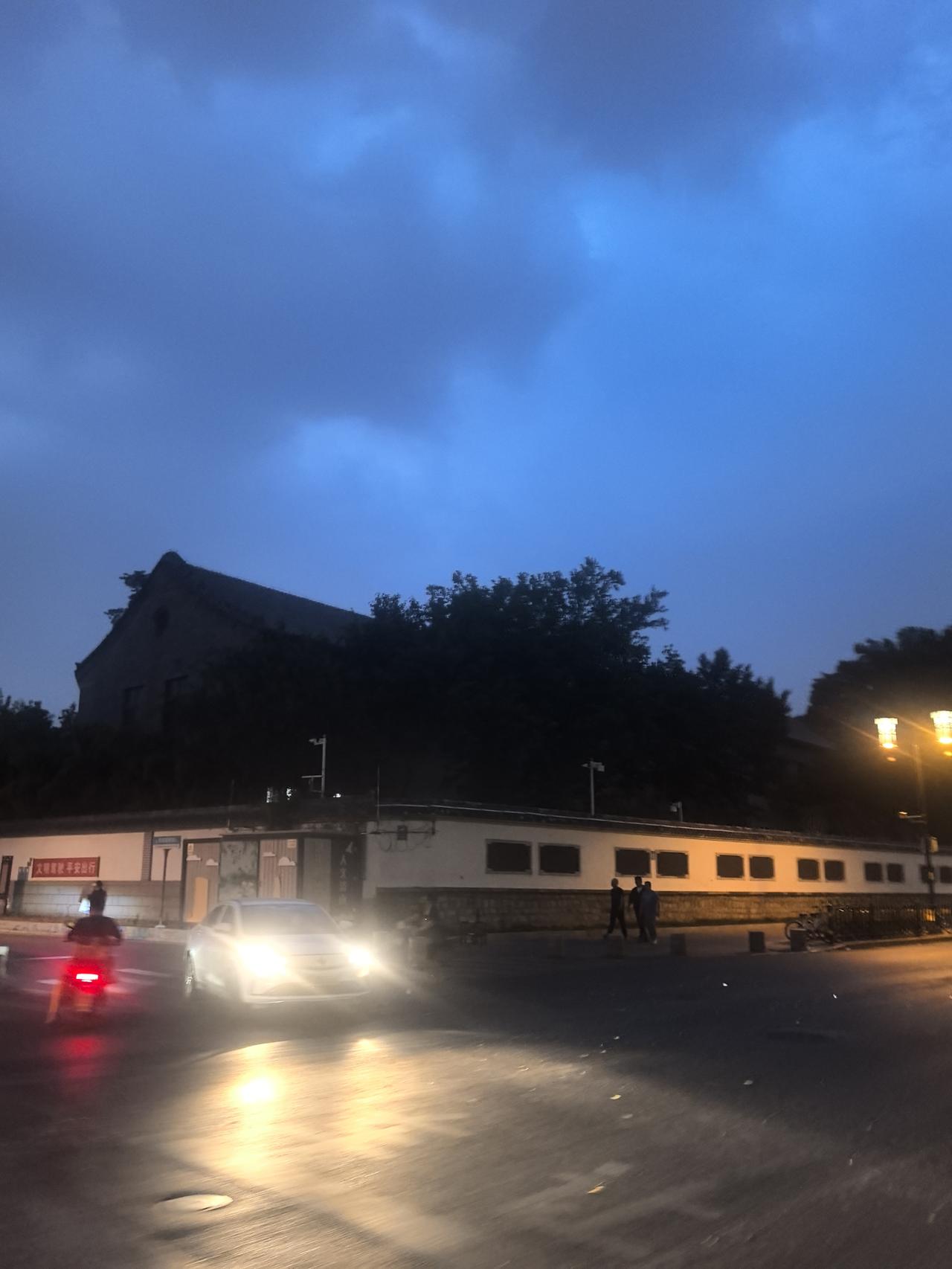 暴雨前的济南