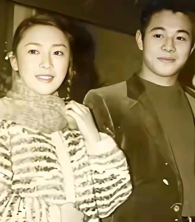李连杰一定是爱过黄秋燕的，这么美的女人是他的初恋结发妻，他不可能没爱过。只是后来